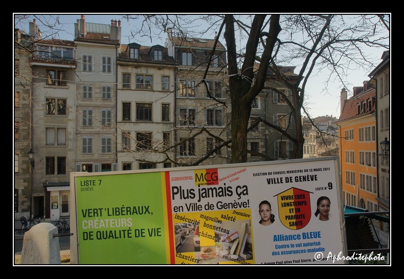 011 Affiches électorales sur la place du Bourg de Four